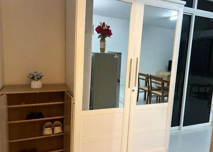 Impact Arena 1br With Separate Living And Kitchen Apartment Bangkok